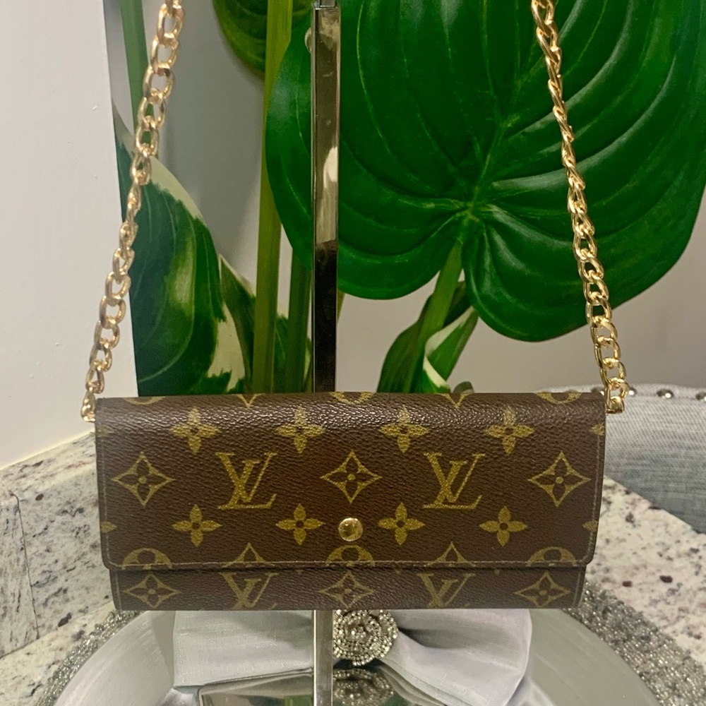 Louis Vuitton Monogram Sarah Wallet - Picture 9 of 10